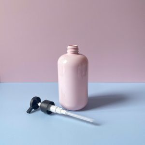 Chai PET hồng tròn vòi nhấn đen nhám