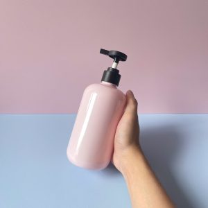 Chai PET hồng tròn vòi nhấn đen nhám