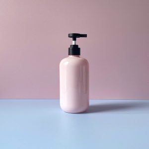 Chai PET hồng tròn vòi nhấn đen nhám