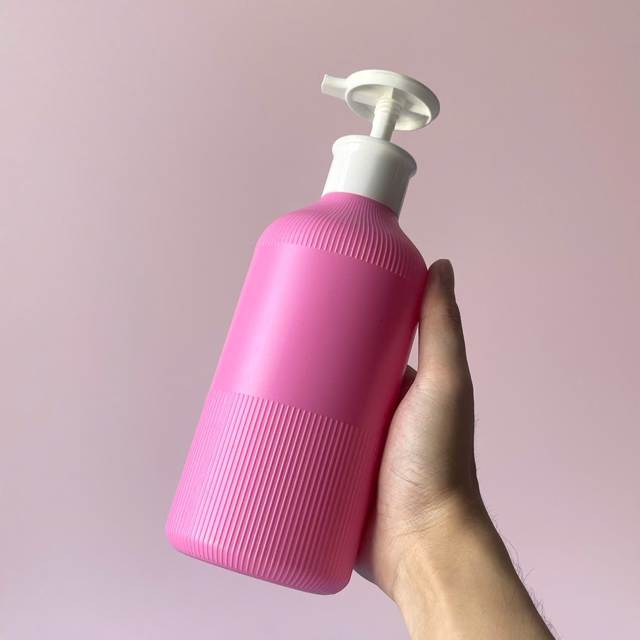 chai-hdpe-hong-dam-soc-voi-nhan-dep-trang-500ml-3 Chai hồng đậm sọc hdpe vòi nhấn dẹp trắng