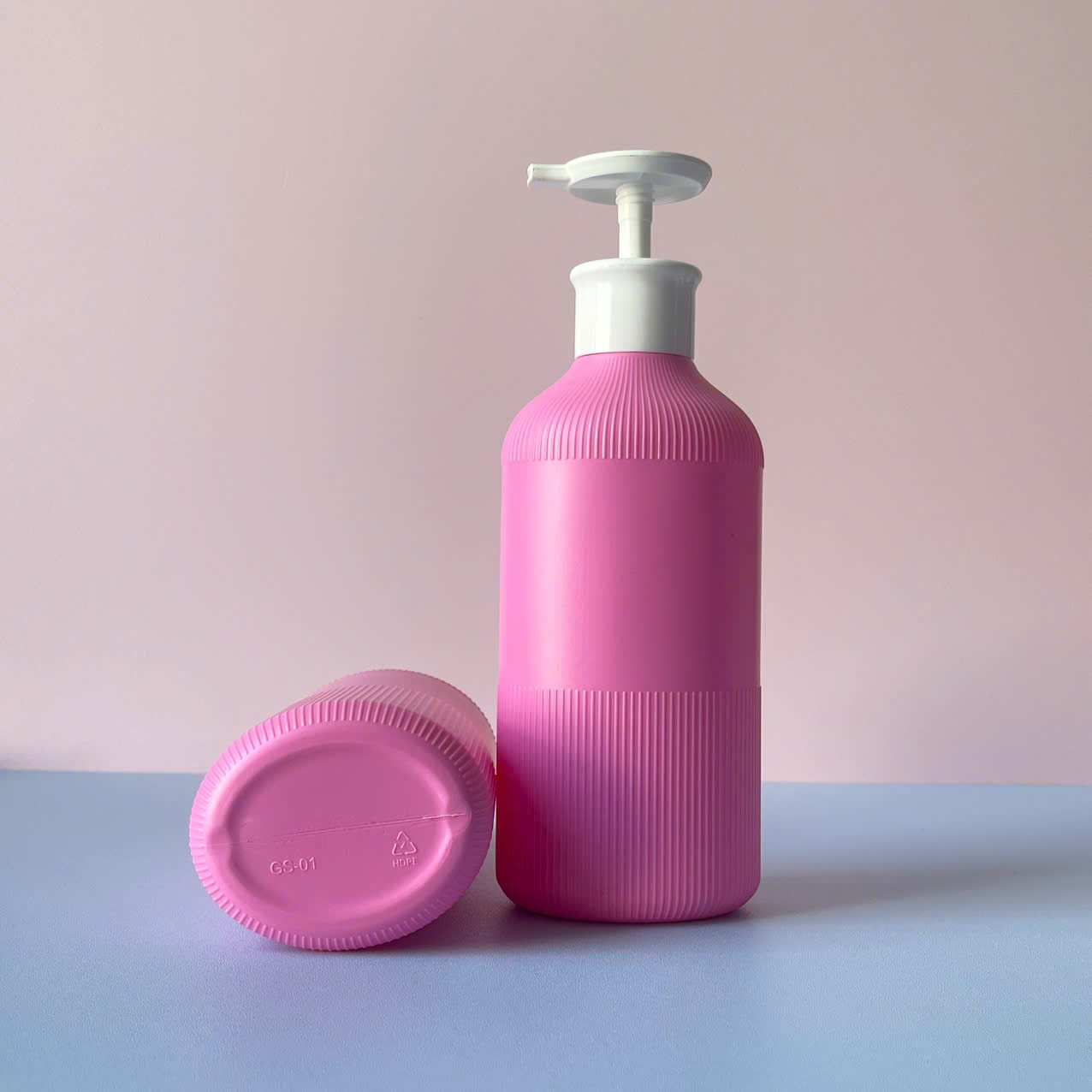 chai-hdpe-hong-dam-soc-voi-nhan-dep-trang-500ml-5 Chai hồng đậm sọc hdpe vòi nhấn dẹp trắng