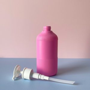 Chai hồng đậm sọc hdpe vòi nhấn dẹp trắng