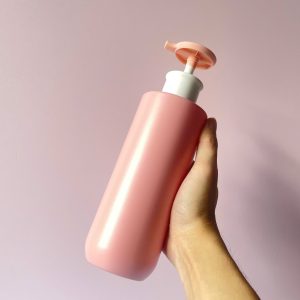 Chai HDPE hồng vai ngang đáy bầu vòi nhấn trắng