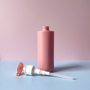 Chai HDPE hồng vai ngang đáy bầu vòi nhấn trắng
