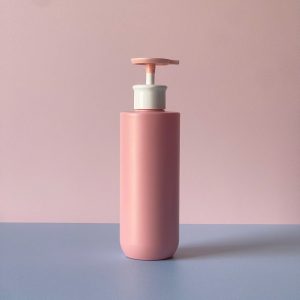 Chai HDPE hồng vai ngang đáy bầu vòi nhấn trắng
