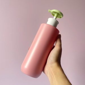 Chai HDPE hồng vai ngang đáy bầu vòi nhấn xanh