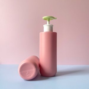 Chai HDPE hồng vai ngang đáy bầu vòi nhấn xanh
