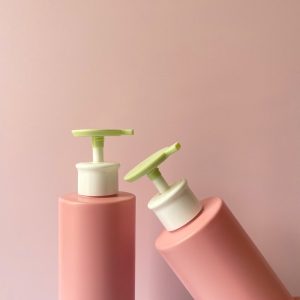 Chai HDPE hồng vai ngang đáy bầu vòi nhấn xanh