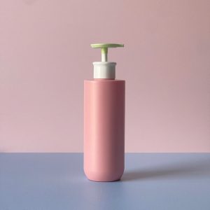Chai HDPE hồng vai ngang đáy bầu vòi nhấn xanh