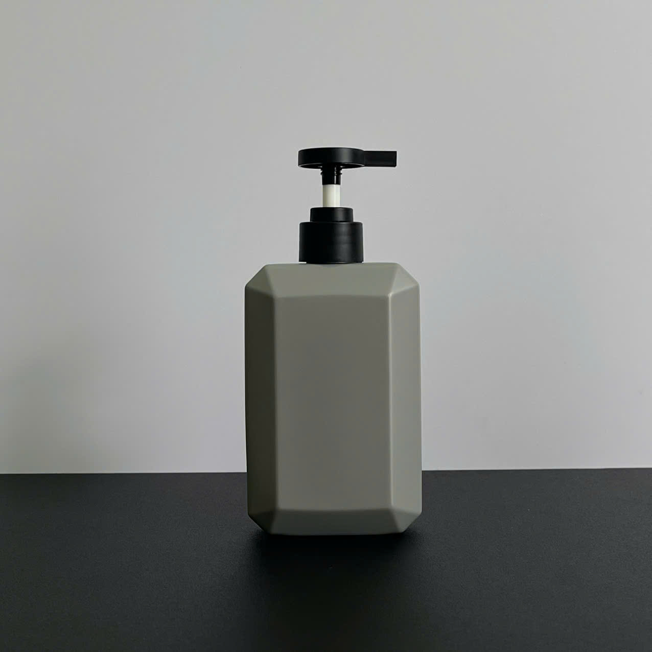 chai-hdpe-vuong-xam-voi-nhan-dep-den-nham-350ml-.1 Chai HDPE Vuông Xám vòi nhấn dẹp Đen Nhám