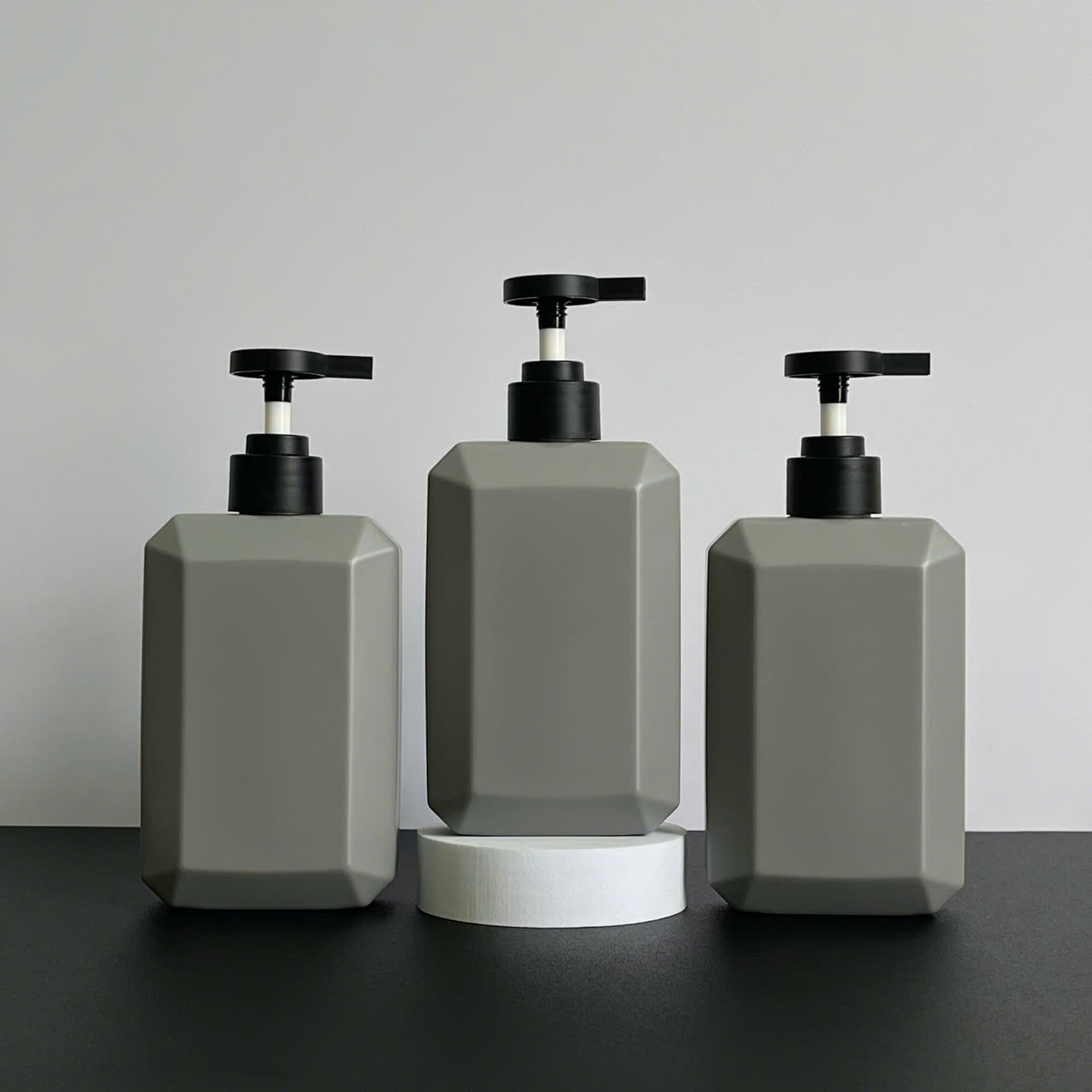 chai-hdpe-vuong-xam-voi-nhan-dep-den-nham-350ml-.2 Chai HDPE Vuông Xám vòi nhấn dẹp Đen Nhám