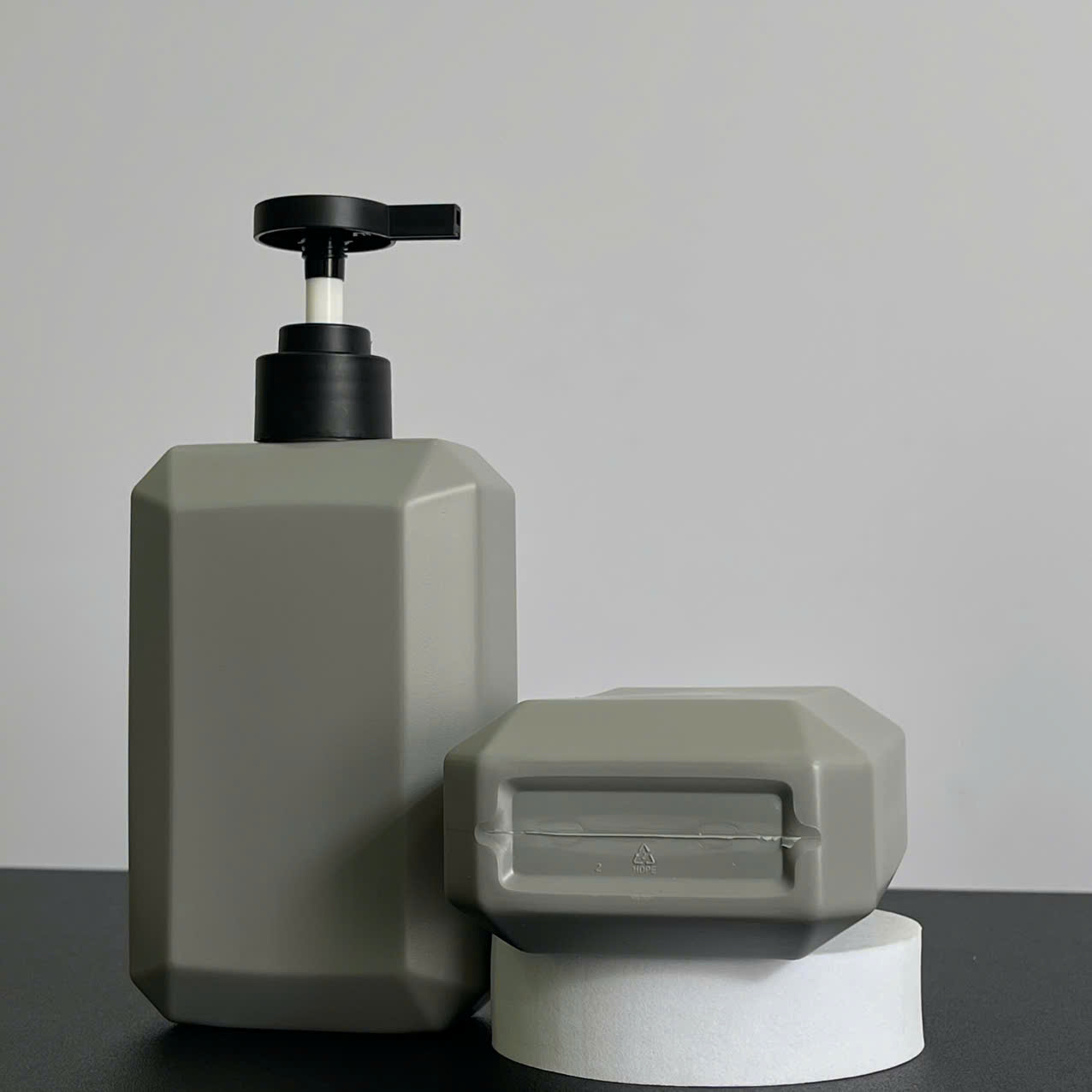 chai-hdpe-vuong-xam-voi-nhan-dep-den-nham-350ml-.3 Chai HDPE Vuông Xám vòi nhấn dẹp Đen Nhám