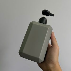 Chai HDPE Vuông Xám vòi nhấn dẹp Đen Nhám