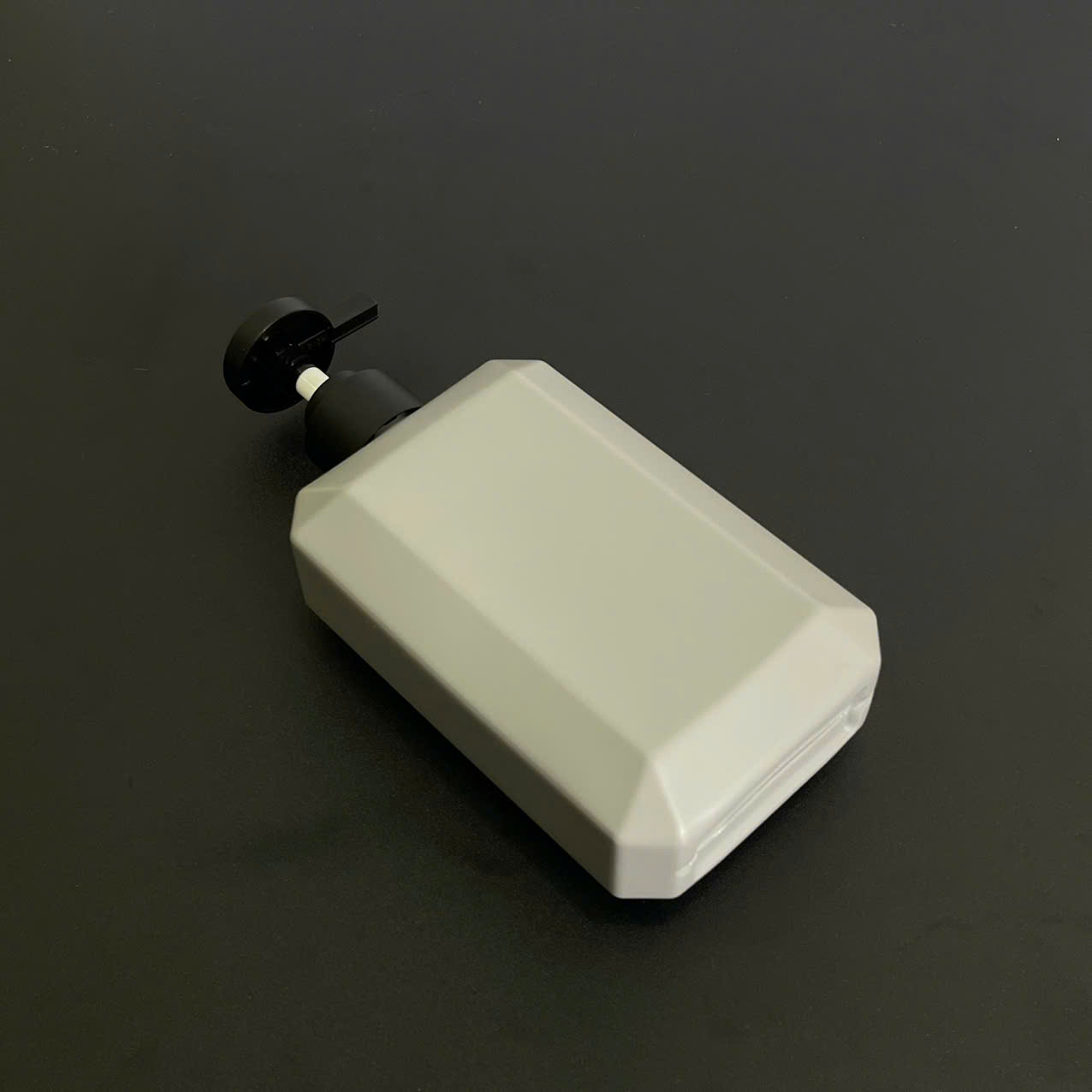 chai-hdpe-vuong-xam-voi-nhan-dep-den-nham-350ml-.5 Chai HDPE Vuông Xám vòi nhấn dẹp Đen Nhám