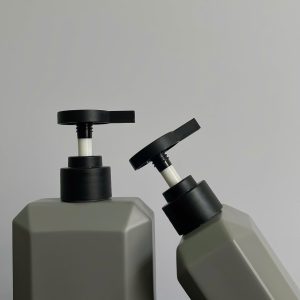 Chai HDPE Vuông Xám vòi nhấn dẹp Đen Nhám