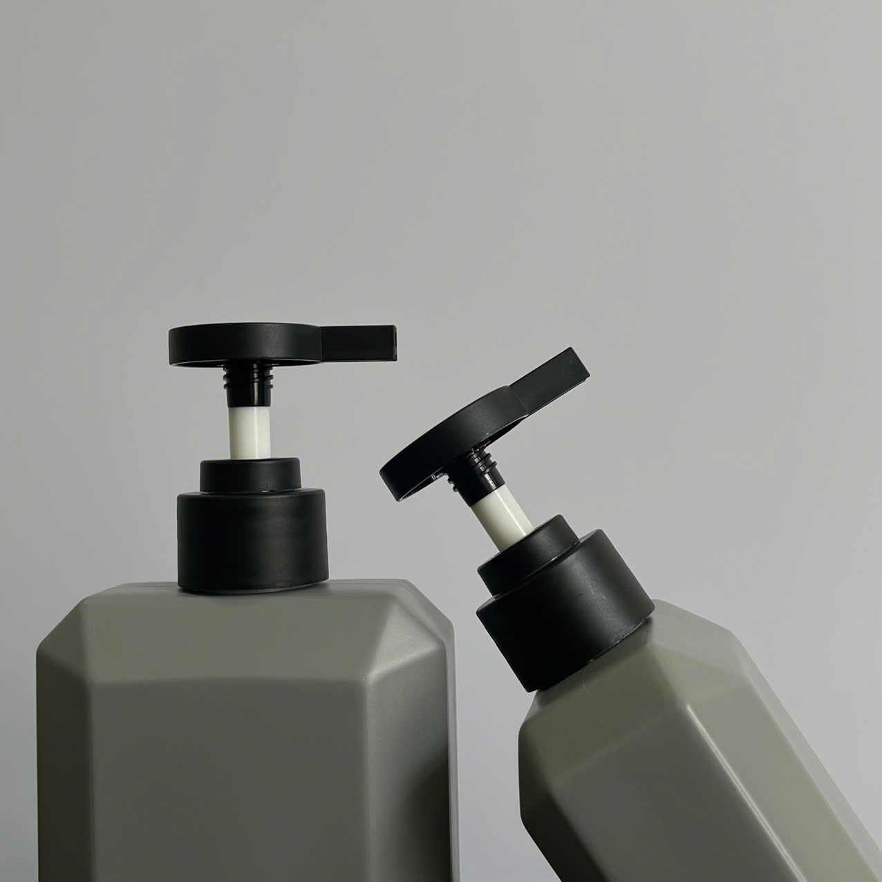 chai-hdpe-vuong-xam-voi-nhan-dep-den-nham-350ml-.6 Chai HDPE Vuông Xám vòi nhấn dẹp Đen Nhám