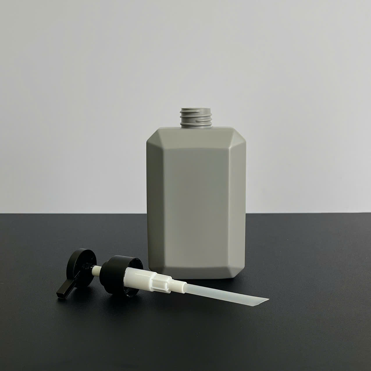 chai-hdpe-vuong-xam-voi-nhan-dep-den-nham-350ml-.7 Chai HDPE Vuông Xám vòi nhấn dẹp Đen Nhám