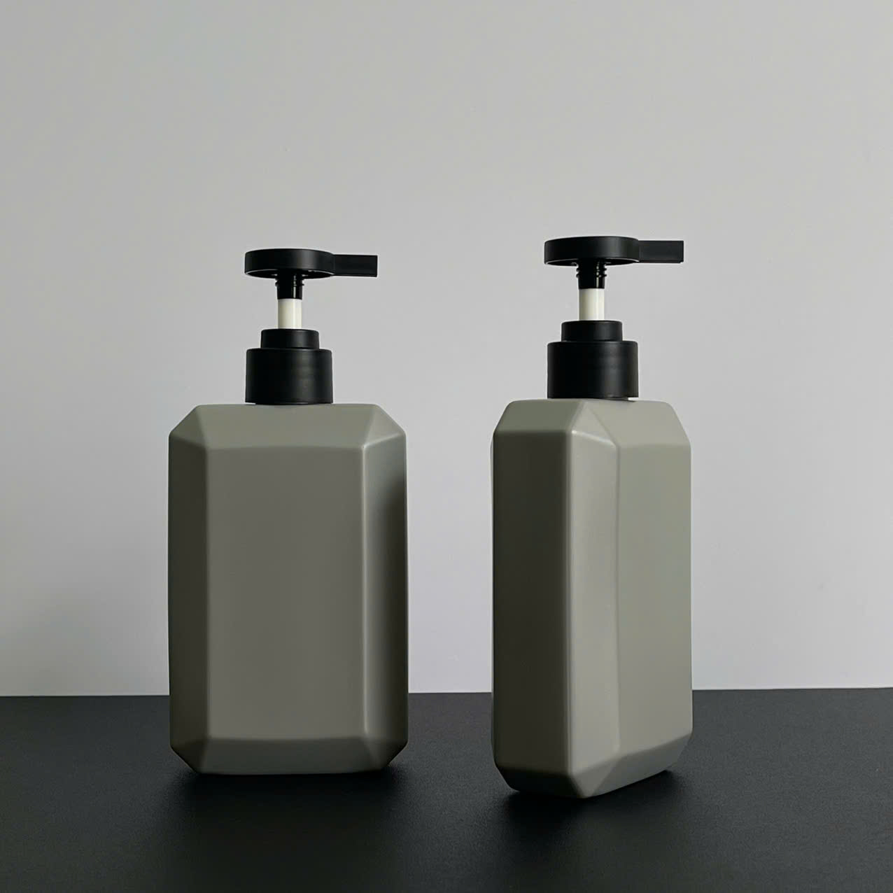 Chai HDPE Vuông Xám vòi nhấn dẹp Đen Nhám