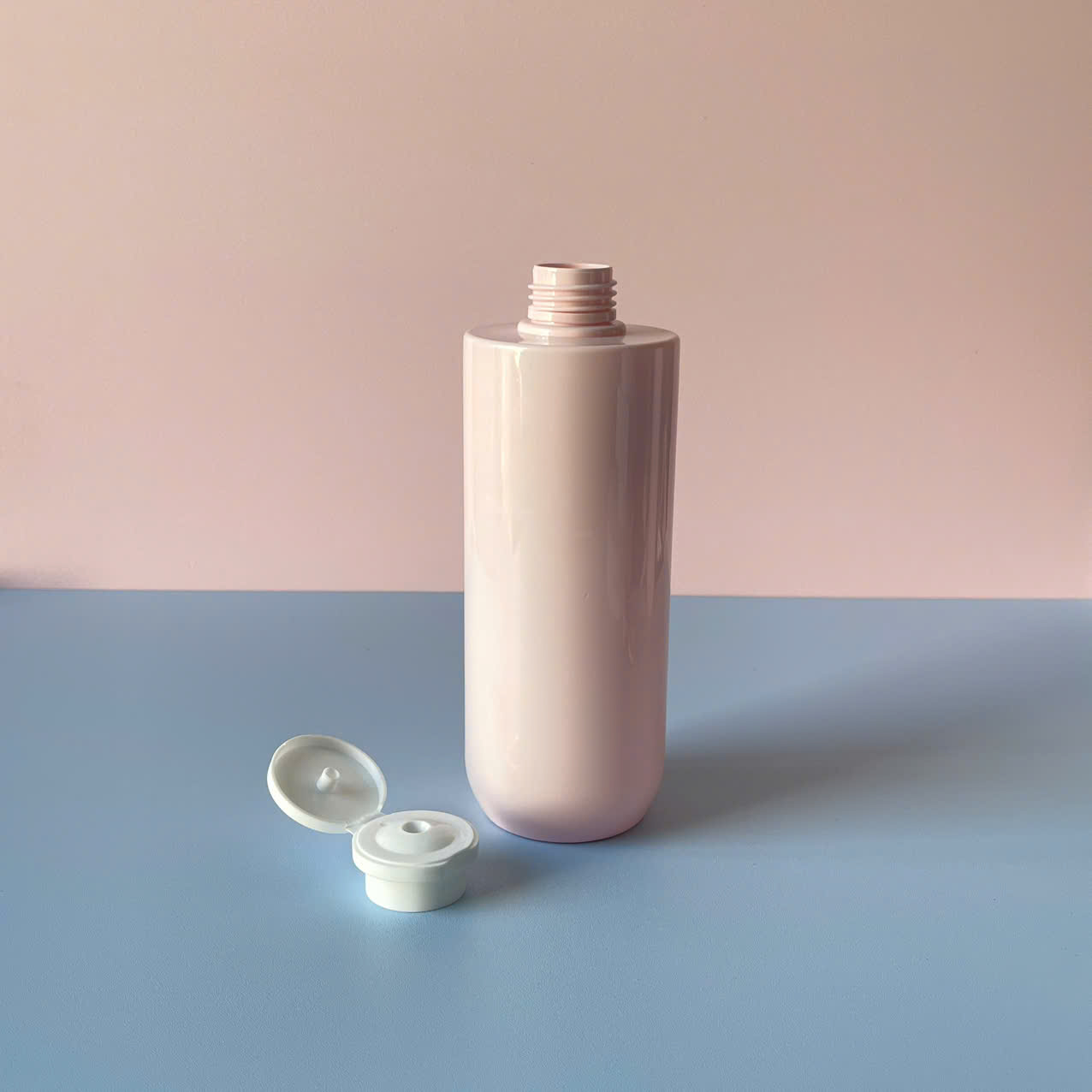 chai-pet-hong-vai-ngang-day-bau-nap-bat-trang-6 Chai PET Hồng vai ngang nắp bật Trắng