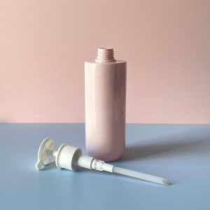 Chai PET Hồng vai ngang đáy bầu vòi nhấn dẹp Trắng 500ml