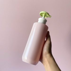 Chai PET Hồng vai ngang vòi nhấn dẹp Xanh