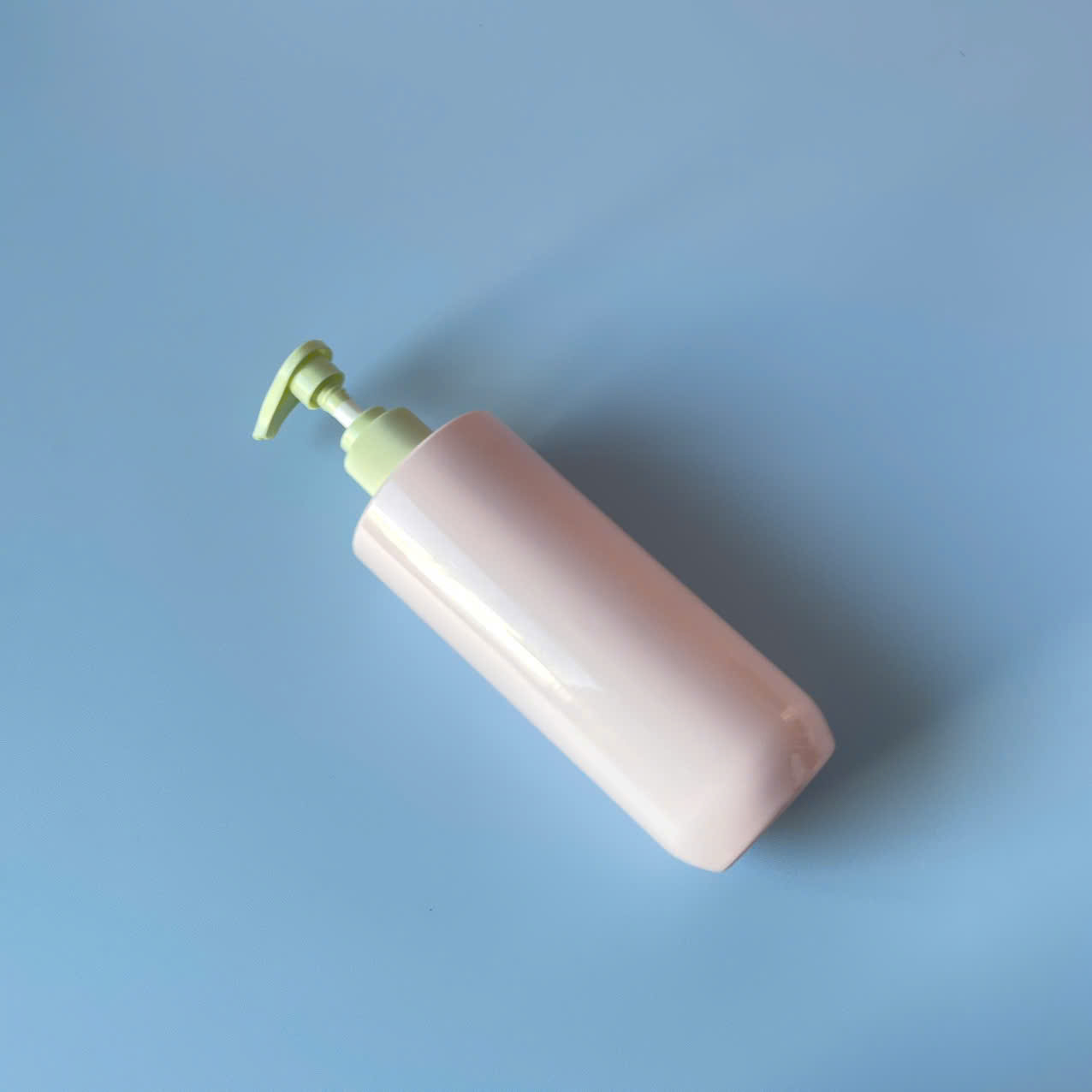 chai-pet-hong-vai-ngang-voi-nhan-soc-xanh-500ml-4 Chai PET hồng vai ngang vòi nhấn sóng xanh nhạt