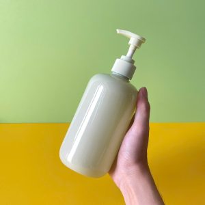 Chai PET xanh tròn vòi nhấn sóng xanh trơn 500ml