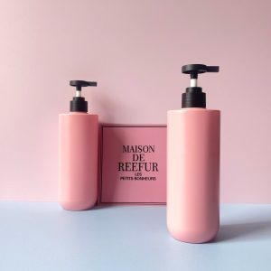 Chai HDPE Hồng vai ngang đáy bầu vòi nhấn dẹp đen