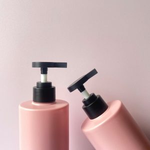 Chai HDPE Hồng vai ngang đáy bầu vòi nhấn dẹp đen