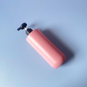 Chai HDPE Hồng vai ngang đáy bầu vòi nhấn dẹp đen