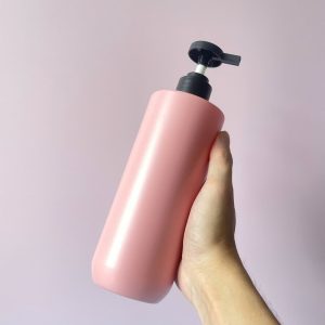 Chai HDPE Hồng vai ngang đáy bầu vòi nhấn dẹp đen