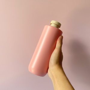 Chai HDPE vai ngang đáy bầu nắp bật nâu