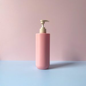 Chai nhựa HDPE hồng vai ngang vòi nhấn sóng nâu