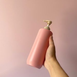 Chai nhựa HDPE vai ngang vòi nhấn sóng nâu trơn