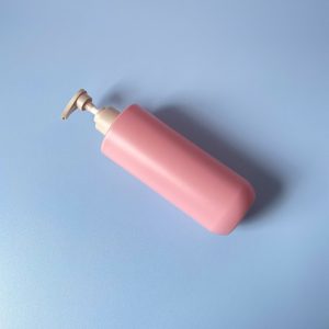 Chai nhựa HDPE hồng vai ngang vòi nhấn sóng nâu