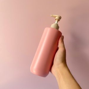 Chai nhựa HDPE hồng vai ngang vòi nhấn sóng nâu