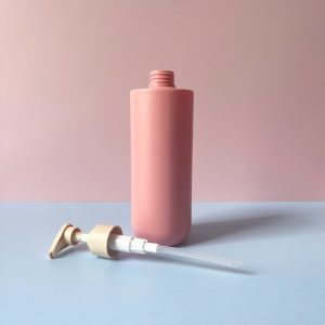 Chai nhựa HDPE hồng vai ngang vòi nhấn sóng nâu