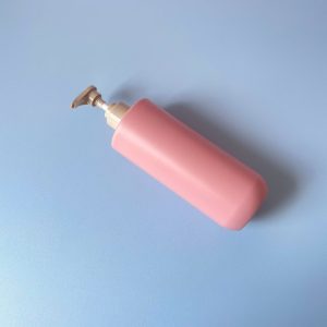 Chai nhựa HDPE vai ngang vòi nhấn sóng nâu trơn