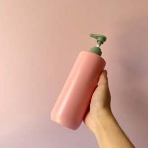 Chai nhựa HDPE vai ngang vòi nhấn xanh đậm