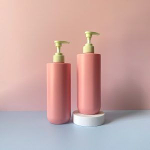 Chai HDPE Hồng vai ngang vòi nhấn sóng xanh nhạt 500ml