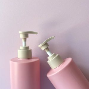 Chai nhựa HDPE hồng vai ngang vòi nhấn sóng nâu