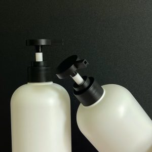 Chai HDPE tròn trắng vòi nhấn dẹp đen nhám