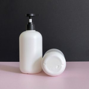 Chai HDPE tròn trắng vòi nhấn dẹp đen nhám