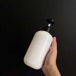 Chai HDPE tròn trắng vòi nhấn dẹp đen nhám