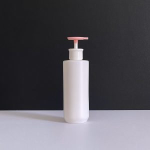 Chai HDPE trắng vai ngang vòi nhấn dẹp hồng