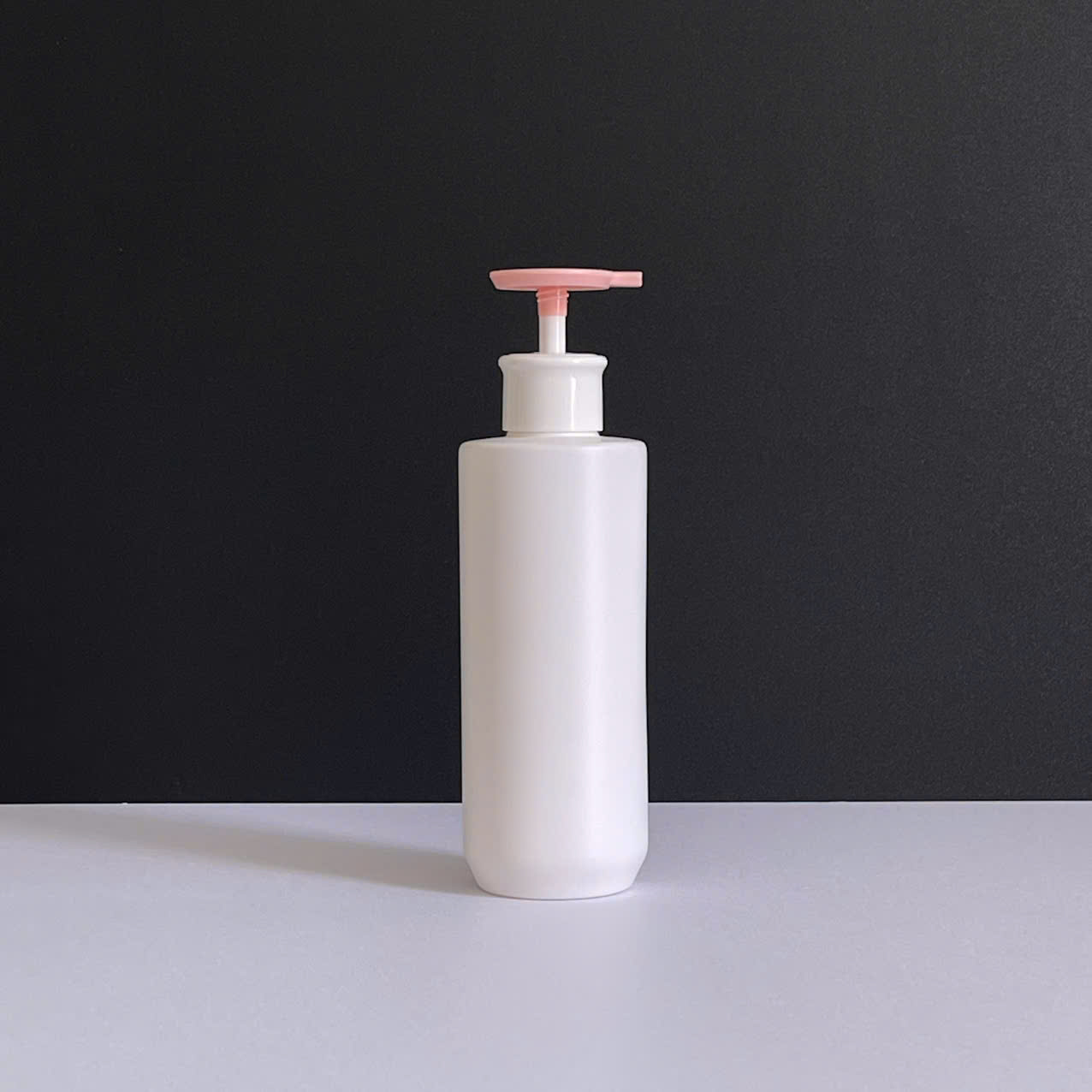 chai-hdpe-trang-vai-ngang-voi-nhan-dep-hong-500ml-1 Chai HDPE trắng vai ngang vòi nhấn dẹp hồng