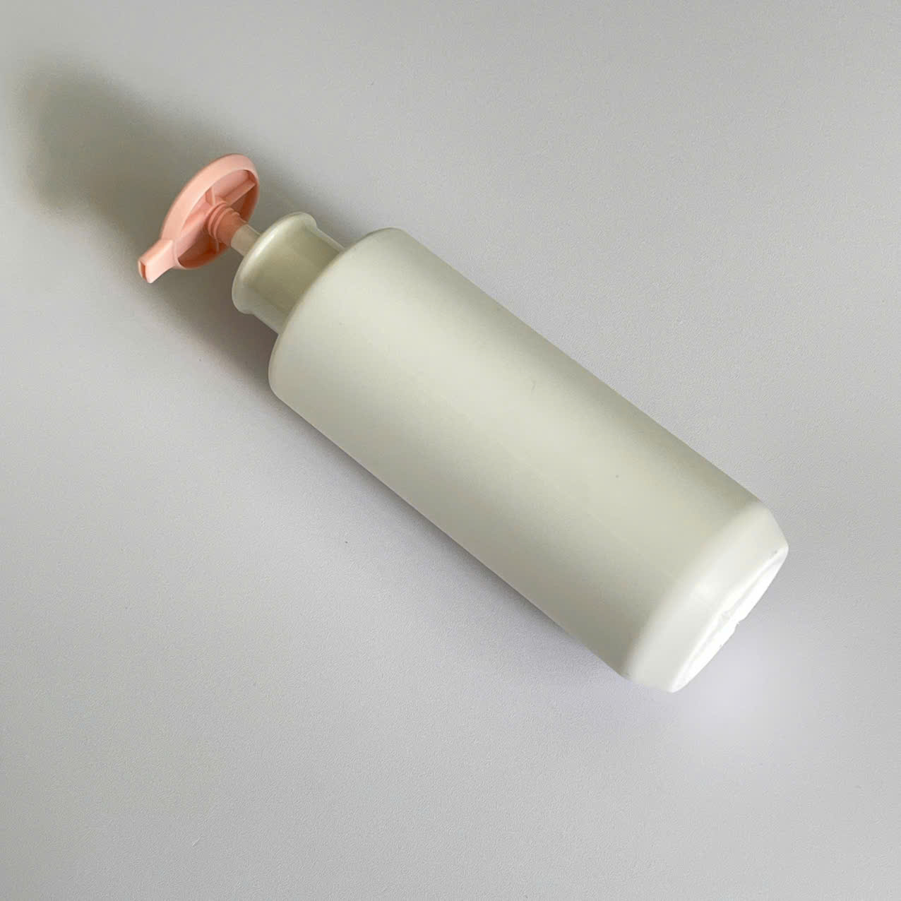 chai-hdpe-trang-vai-ngang-voi-nhan-dep-hong-500ml-2 Chai HDPE trắng vai ngang vòi nhấn dẹp hồng