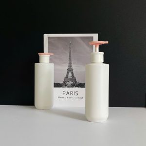 Chai HDPE trắng vai ngang vòi nhấn dẹp hồng