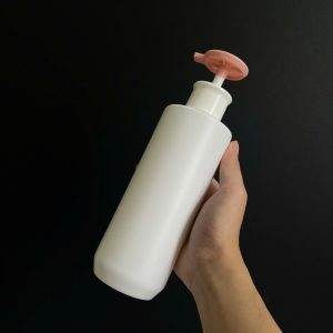 Chai HDPE trắng vai ngang vòi nhấn dẹp hồng