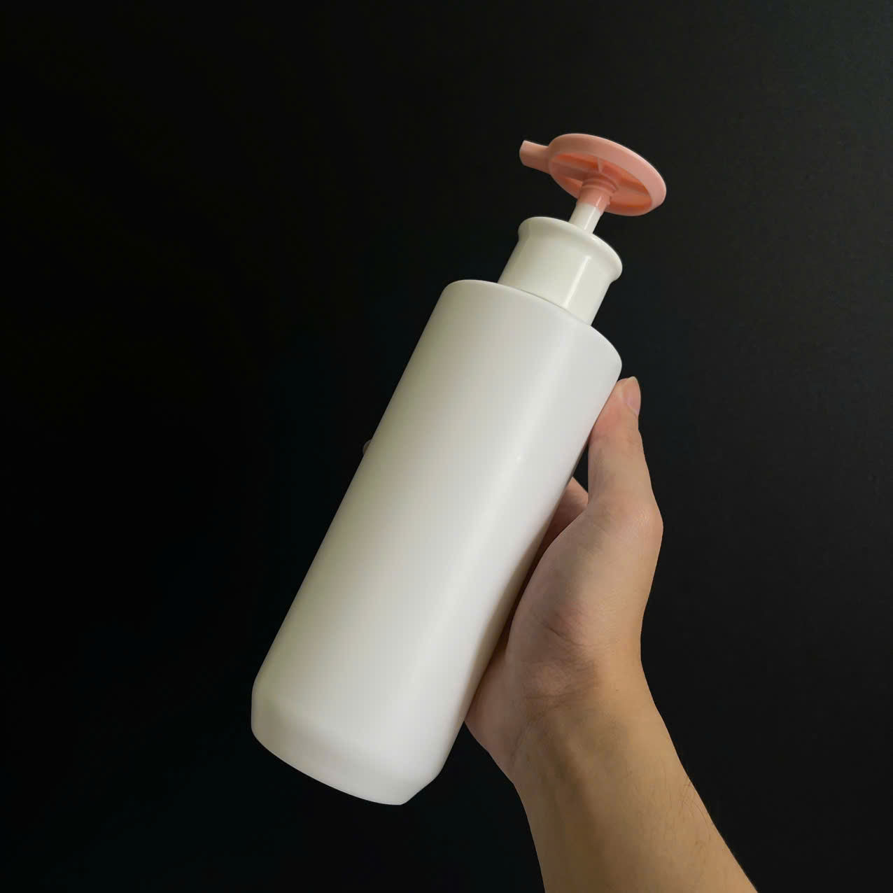 chai-hdpe-trang-vai-ngang-voi-nhan-dep-hong-500ml-4 Chai HDPE trắng vai ngang vòi nhấn dẹp hồng